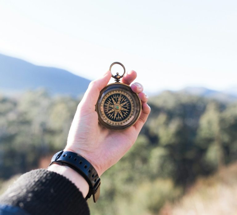 Bassin Femme tenant un os iliaque dans ses mains pour montrer que Shen Dao est une guidance basée sur le shiatsu du cycle menstruel